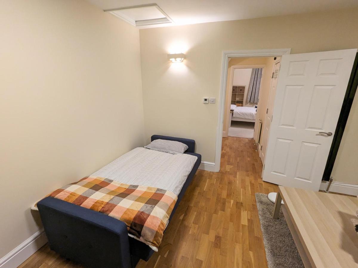 Apartamento Guildford Station With Parking Exterior foto